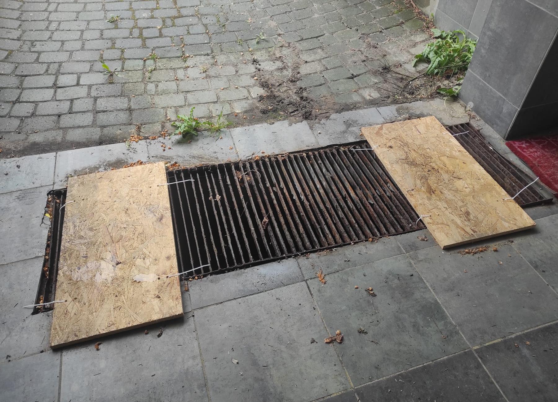 Sufit i zabudowy techniczne z oświetleniem