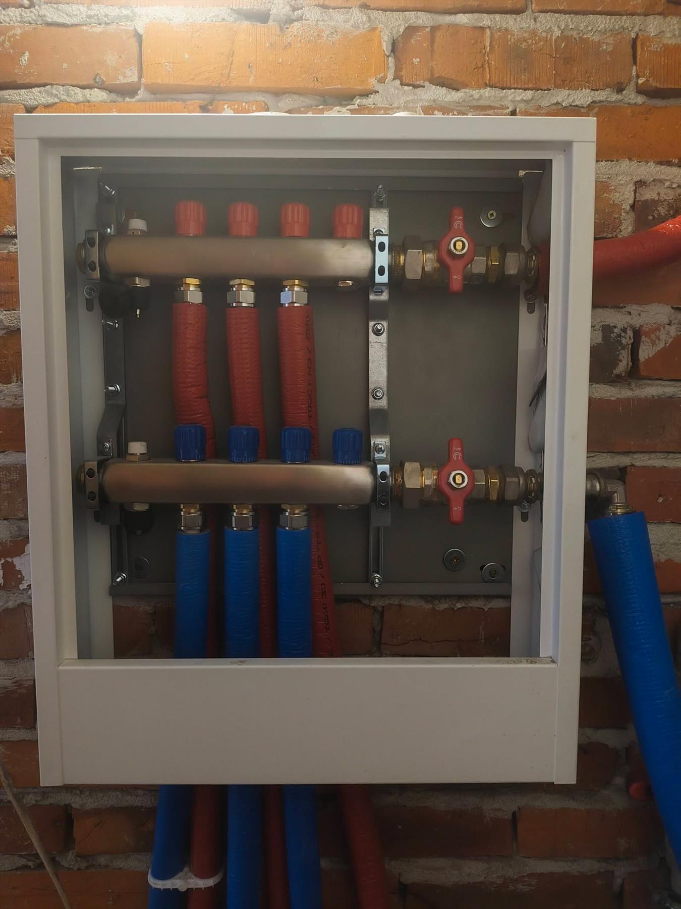 Instalacje hydrauliczne i techniczne w trakcie prac